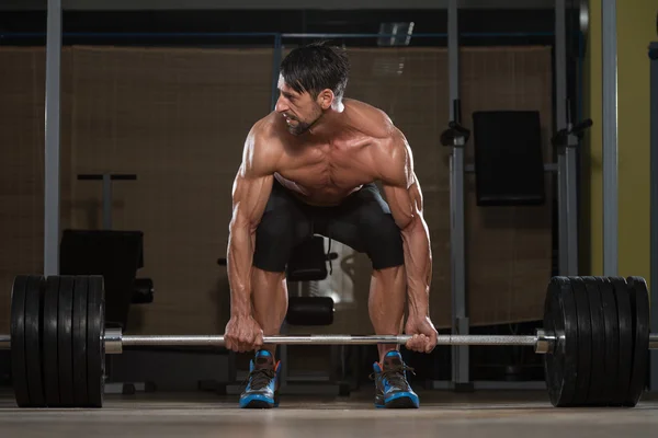 Bodybuilder beim Kreuzheben für den Rücken — Stockfoto