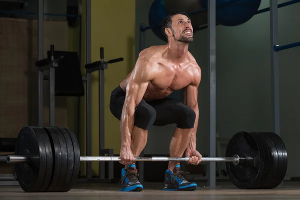 Halterofilista fazendo Deadlift para trás — Fotografia de Stock