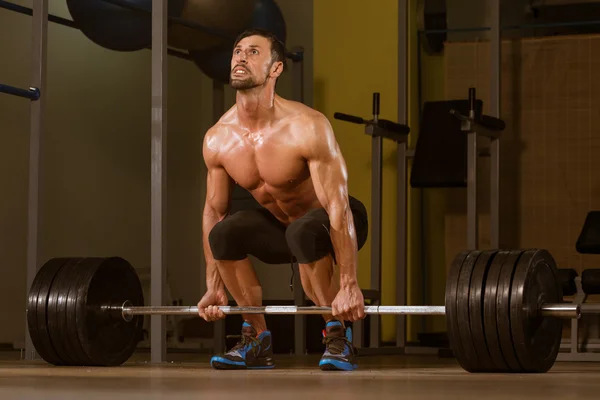 Culturista che fa Deadlift per la schiena — Foto Stock