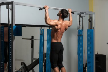 geri egzersiz yaparak sağlıklı genç adam