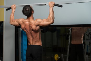 geri egzersiz yaparak sağlıklı genç adam