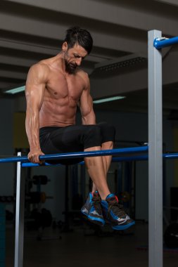Paralel Çubuklar üzerinde ağır egzersiz yaparak atlet