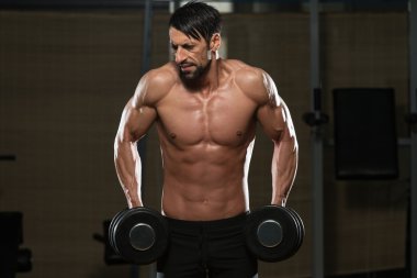 Fit atlet Trapezius için egzersiz yapmak