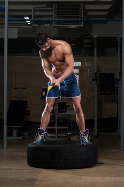 Çekiç ve Traktör Lastiği ile spor salonunda egzersiz