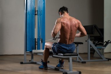 geri egzersiz yaparak sağlıklı genç adam