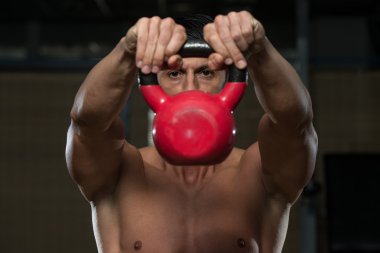 kaslı adam egzersiz kettlebell ile