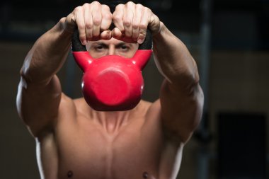 kaslı adam egzersiz kettlebell ile