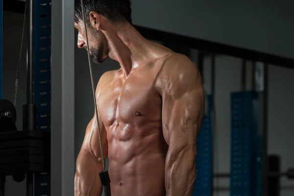 Hombre haciendo ejercicio para tríceps — Foto de Stock