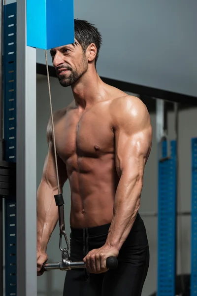 Muskularny mężczyzna robi ciężki ciężar ćwiczenia dla triceps — Zdjęcie stockowe