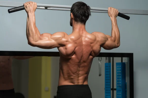 Bodybuilder macht Übungen für den Rücken — Stockfoto