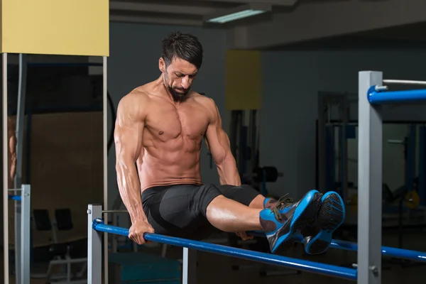 Fit atleet doen oefening op parallelle staven — Stockfoto