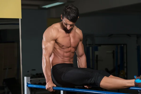 Bodybuilder Exercising On Parallel Bars — Stock Photo, Image