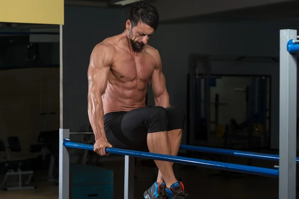 Bodybuilder Exercising On Parallel Bars — Stock Photo, Image
