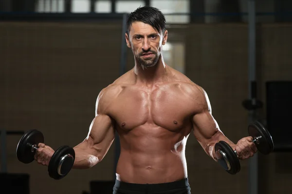 Atleta masculino haciendo ejercicio de peso pesado para bíceps — Foto de Stock