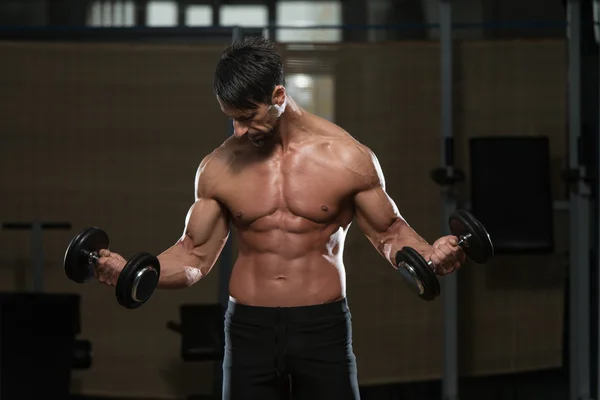 Passform Idrottare gör övning för biceps — Stockfoto