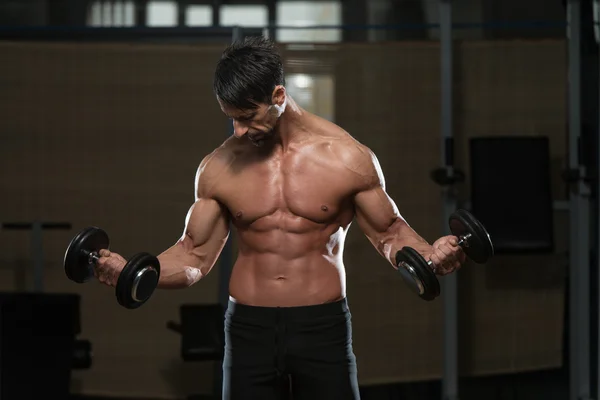 Ajuste atleta haciendo ejercicio para bíceps — Foto de Stock