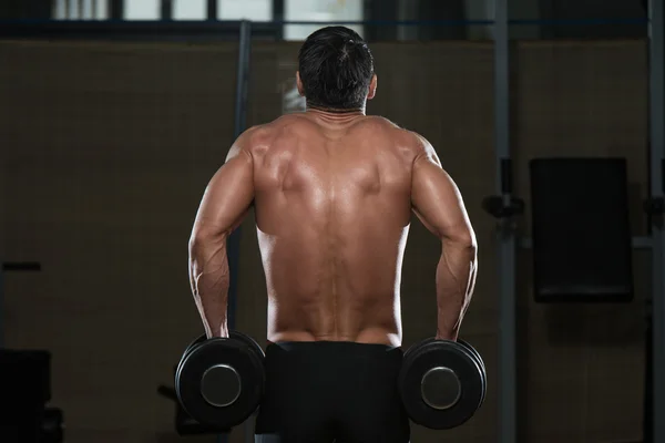 Apto atleta fazendo exercício para Trapezius — Fotografia de Stock