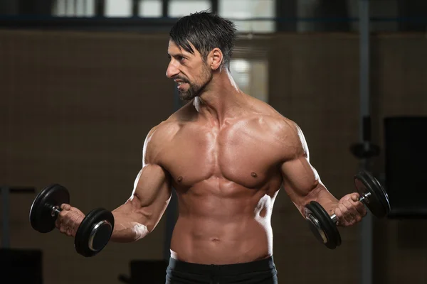 Bodybuilder Exercising Biceps With Dumbbells — Stock Photo, Image