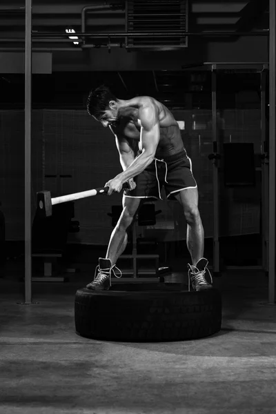 Träning på Gym med hammare och traktor däck — Stockfoto