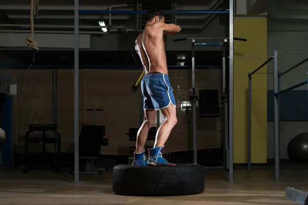 Training op de sportschool met hamer en trekker Tire — Stockfoto