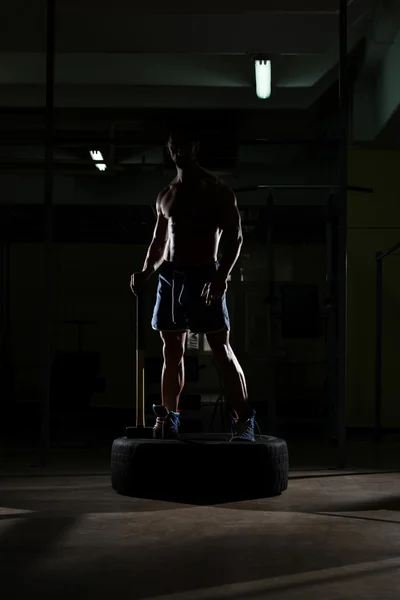 Hammare och traktor träningspass på gymmet — Stockfoto