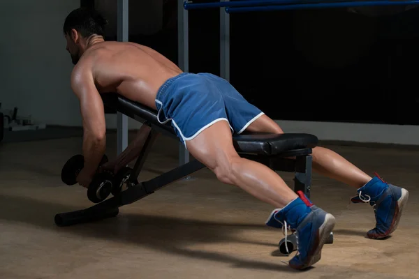 Nehéz súly a feladatot, vissza a fitness sportoló — Stock Fotó