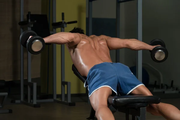 Joven saludable haciendo ejercicio para la espalda — Foto de Stock