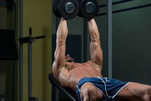 Atleta masculino haciendo ejercicio de peso pesado para el pecho —  Fotos de Stock