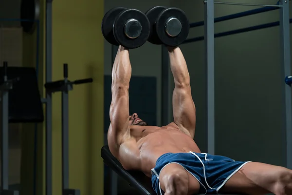 Atleta masculino haciendo ejercicio de peso pesado para el pecho —  Fotos de Stock