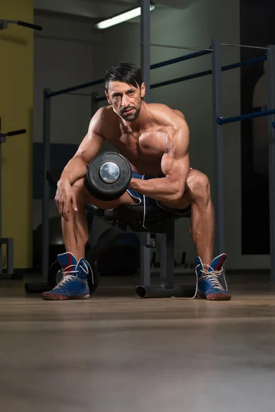 Atleta masculino fazendo exercício de peso pesado para bíceps — Fotografia de Stock