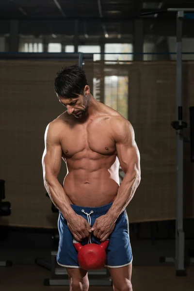 Exercício do homem muscular com Kettlebell — Fotografia de Stock