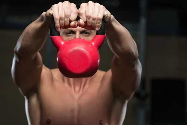 Kaslı adam egzersiz kettlebell ile — Stok fotoğraf