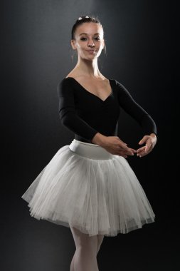 Stüdyo arka planında modern stil dansçısı