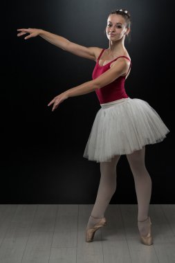 Genç balerin dansçı pointes üzerinde performans tutu