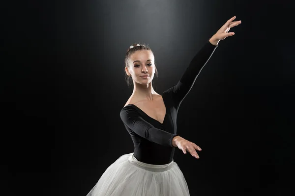 Bela bailarina em Tutu branco fazendo acrobacias — Fotografia de Stock