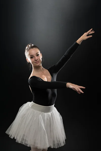 Młody piękny tancerz pozowanie na tle studio — Zdjęcie stockowe