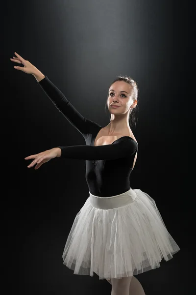 Schöne Ballerina tanzen — Stockfoto