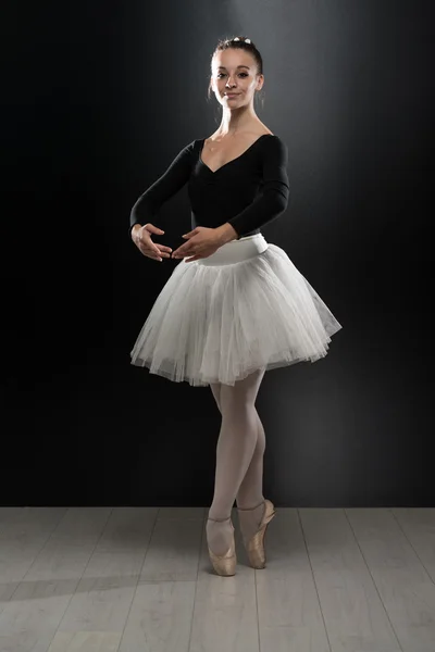 Молодая балерина танцовщица в пачке, выступающая на пуантах — стоковое фото