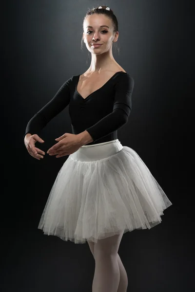 Portret baleriny w pozie balet — Zdjęcie stockowe