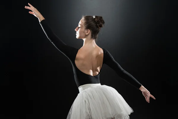 Imagem de flexível bailarina bonita dançando no estúdio — Stockfoto