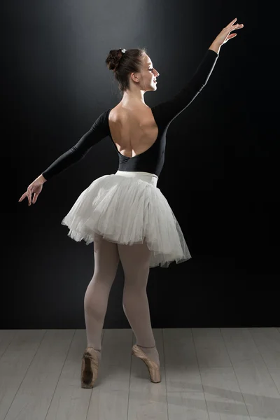 Danseuse de ballet de ballerine femme dansant sur fond noir — Photo