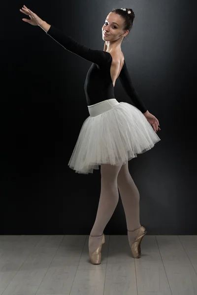 Jovem bailarina dançarina em tutu realizando em pointes — Fotografia de Stock