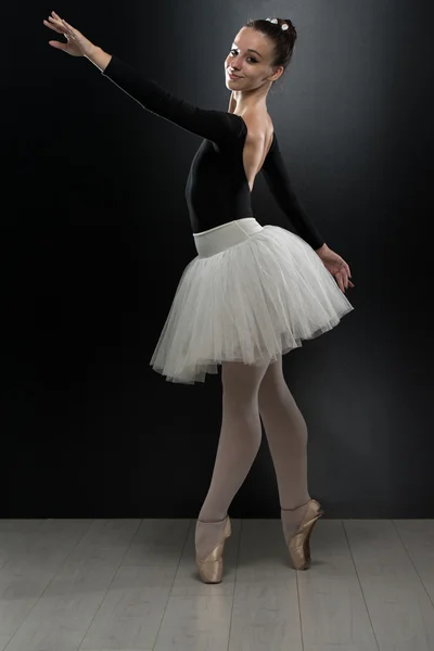 Tancerka młodych balerina w tutu na pointes — Zdjęcie stockowe