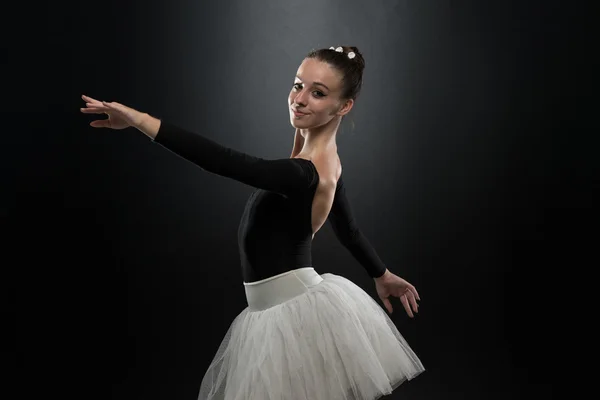 Vrouw Ballerina balletdanser dansen op zwarte achtergrond — Stockfoto