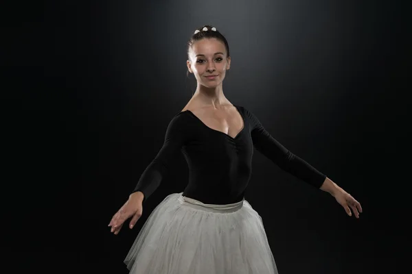 Μοντέρνο στυλ χορεύτρια ποζάρουν στο στούντιο φόντο — Φωτογραφία Αρχείου