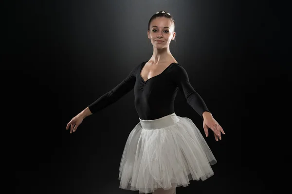 Hermosa bailarina en blanco tutú haciendo acrobacias — Foto de Stock