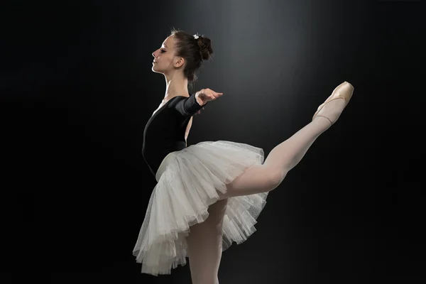 Dançarina de estilo moderno posando no fundo do estúdio — Fotografia de Stock