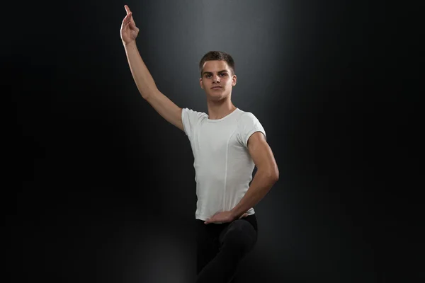 Junge Balletttänzerin tanzt — Stockfoto