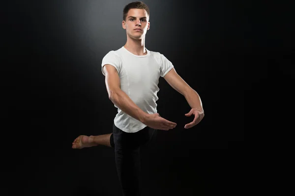 Jong mooi danser poseren op een studio achtergrond — Stockfoto