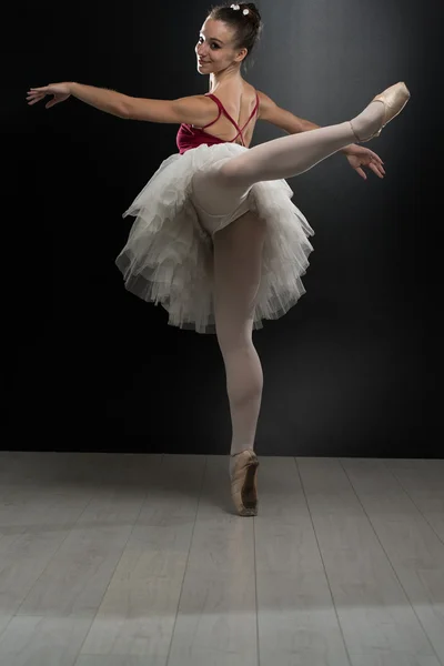 Jovem bela dançarina posando em um fundo de estúdio — Fotografia de Stock
